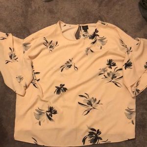 Blouse with ruffled wide sleeve